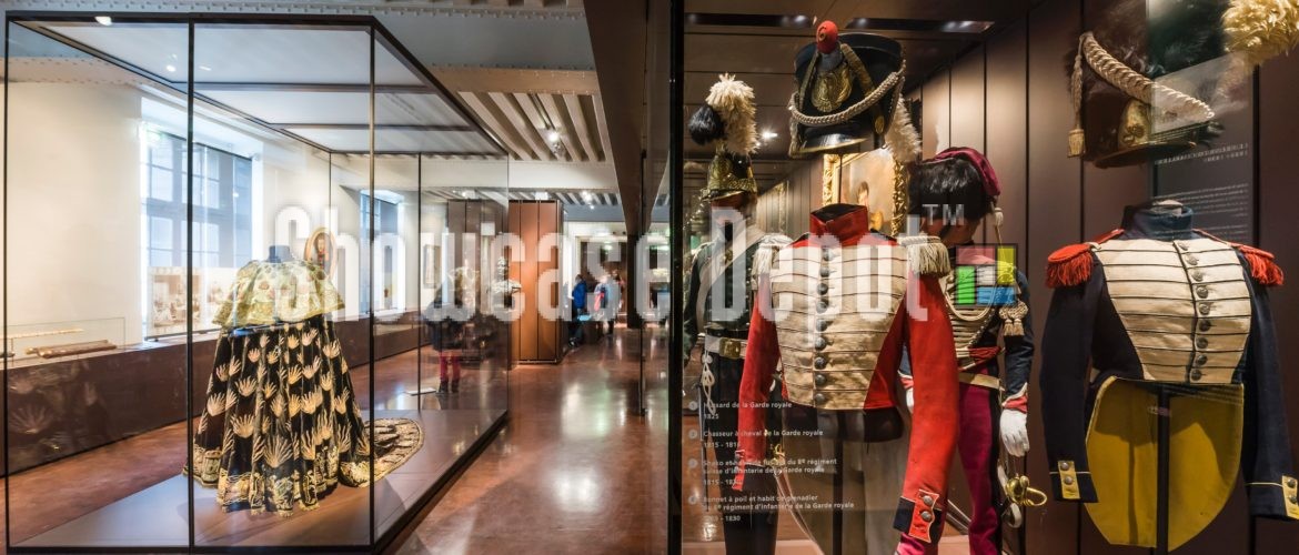 Costume Showcases for Army Museums